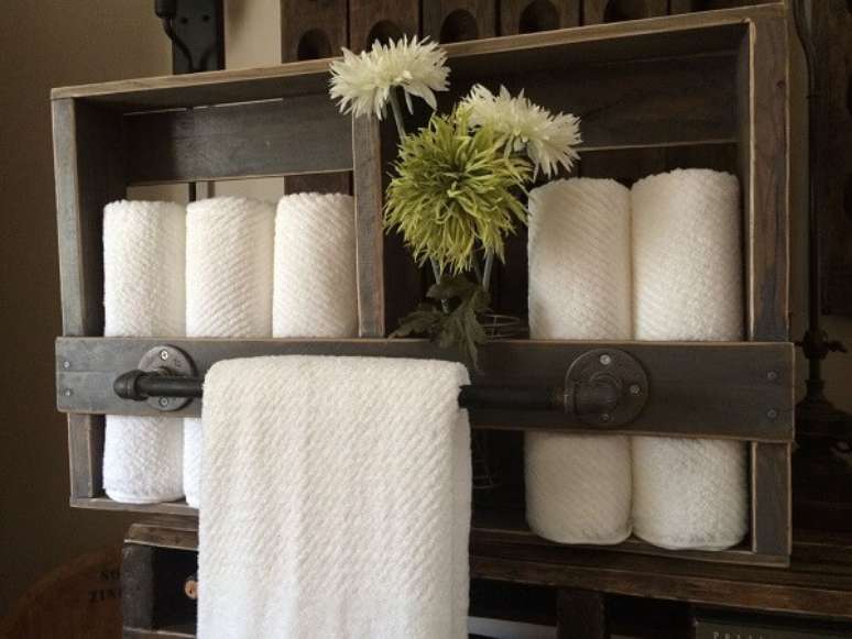 57. A prateleira de pallet para banheiro recebeu um suporte met&aacute;lico para toalha. Fonte: Pinterest
