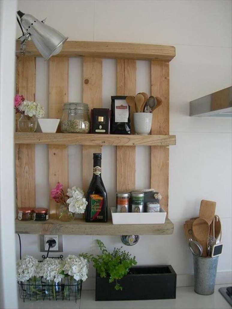 36. A prateleira de pallet para cozinha &eacute; muito vers&aacute;til. Fonte: Pinterest