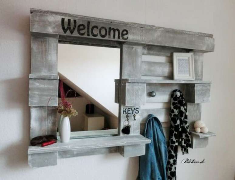 58. A prateleira de pallet para quarto com espelho ajuda nas etapas de embelezamento. Fonte: Pinterest
