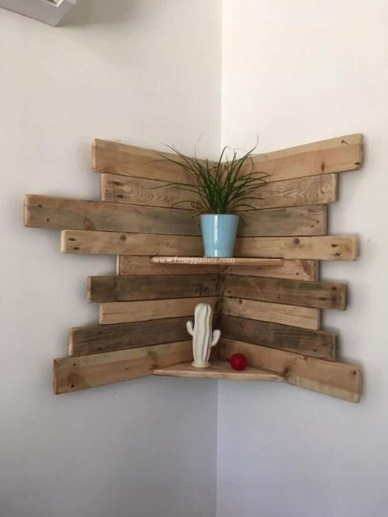 26. A prateleira de pallet pode assumir formatos inusitados. Fonte: Pinterest