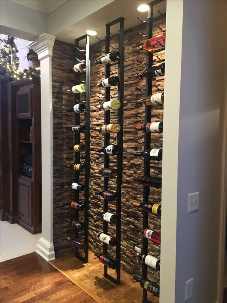 55. Adega de parede na decoração de casa de ferro – Via: Wine Racks