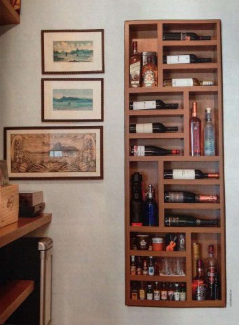 59. Adega de parede de madeira para casa &ndash; Via: Casa Abril