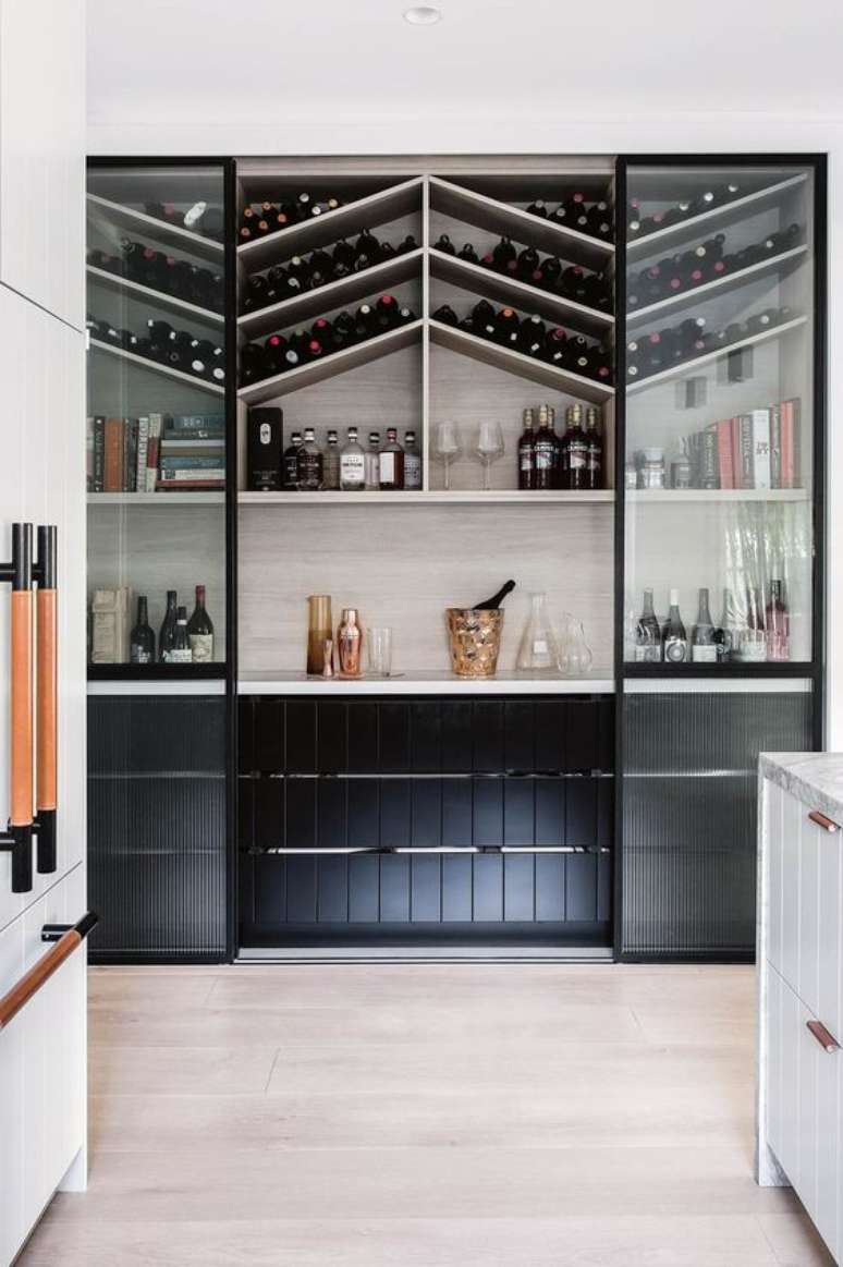 14. Adega de parede com espa&ccedil;o para bar e ta&ccedil;as lindas &ndash; Via: Homes to Love