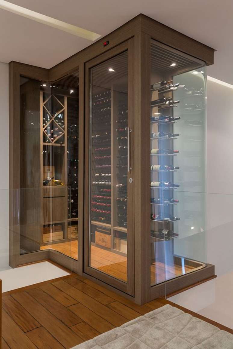 15. Adega de parede de vidro &ndash; Via: Casa de Valentina