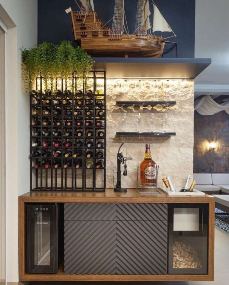 19. Casa moderna com adega de parede de madeira e ferro &ndash; Via: Pinterest