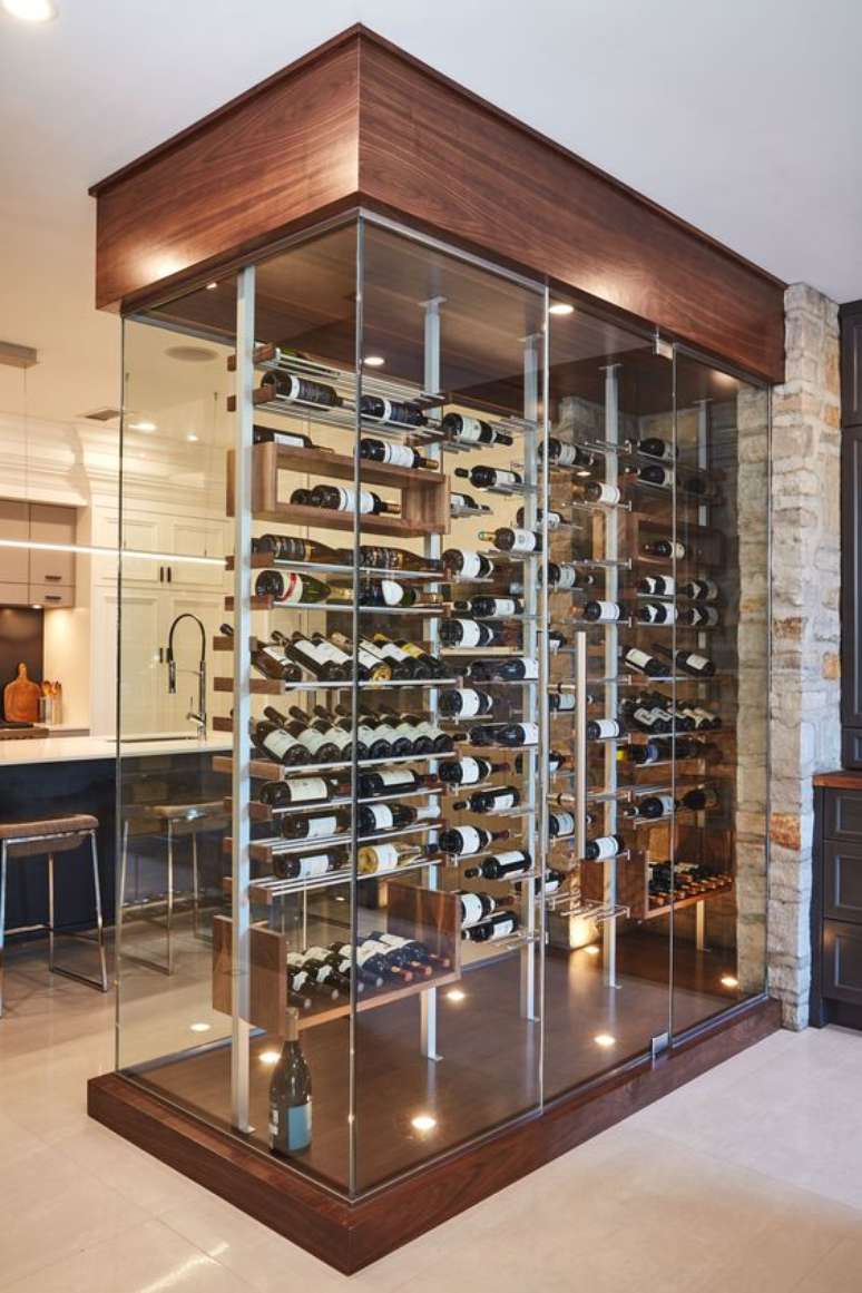 24. Adega de parede de vidro moderna – Via: Milesime Wine Racks