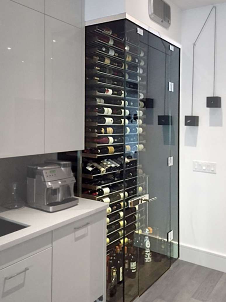 25. Cozinha de adega de parede de vidro – Via: Millesime Wine Racks
