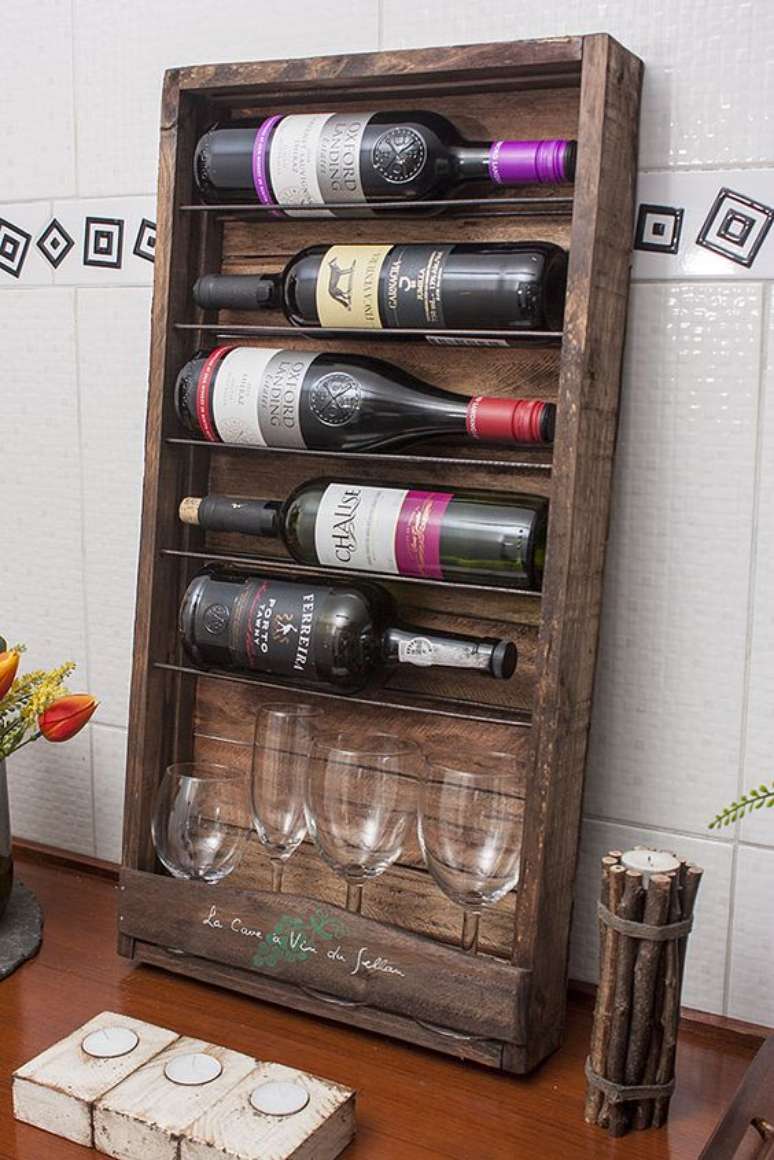 62. Mini adega de parede para decorar a casa &ndash; Via: Pinterest&nbsp; &nbsp;&nbsp; &nbsp;&nbsp;