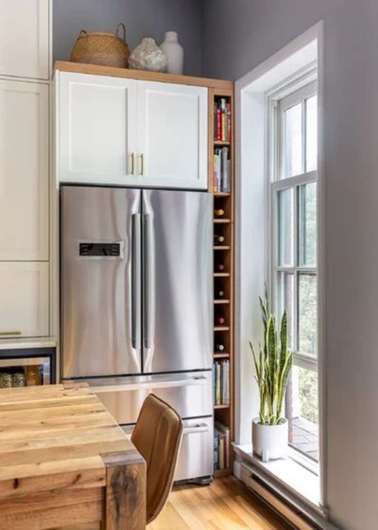 7. Adega de parede com nichos ao lado &ndash; Via: Pinterest