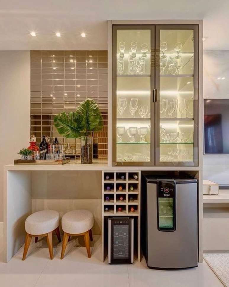 41. Adega de parede com espelho e cristaleira &ndash; Via: Arquitetura Interiores