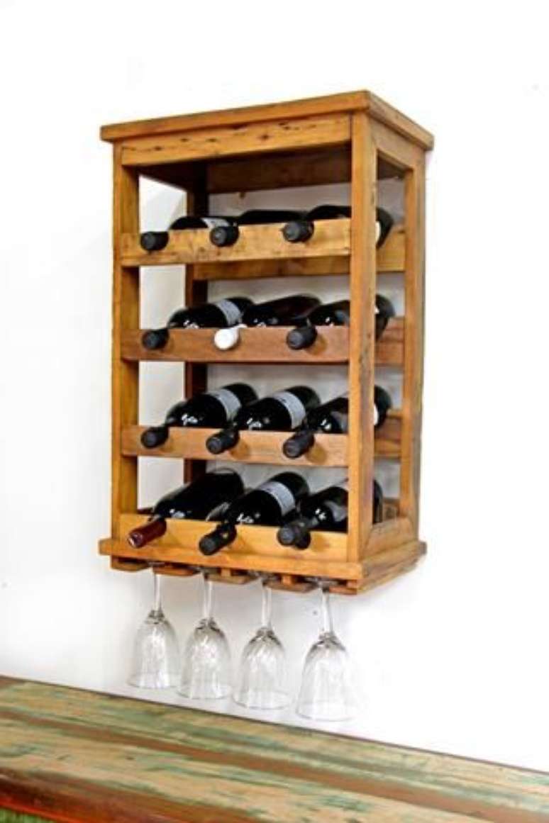 42. Adega de parede pequena com espa&ccedil;o para ta&ccedil;as &ndash; Via: Pinterest