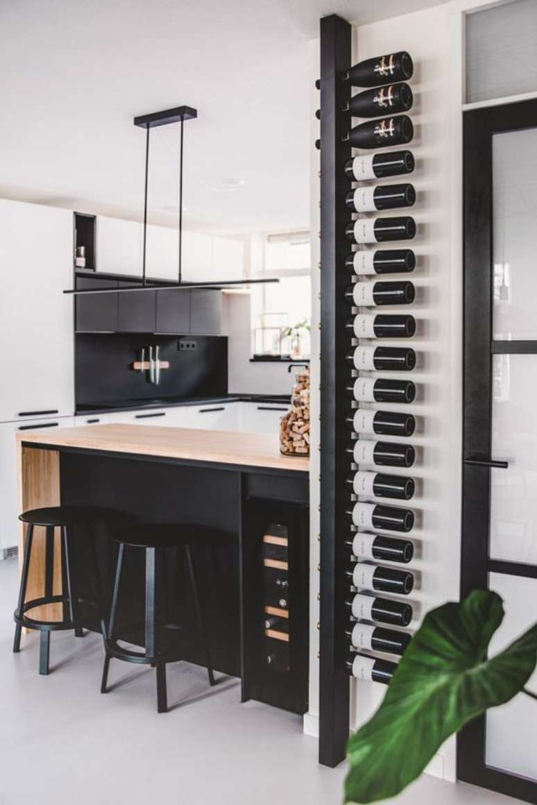 45. Adega de parede na cozinha moderna com balcão – Via: Style by Sabine