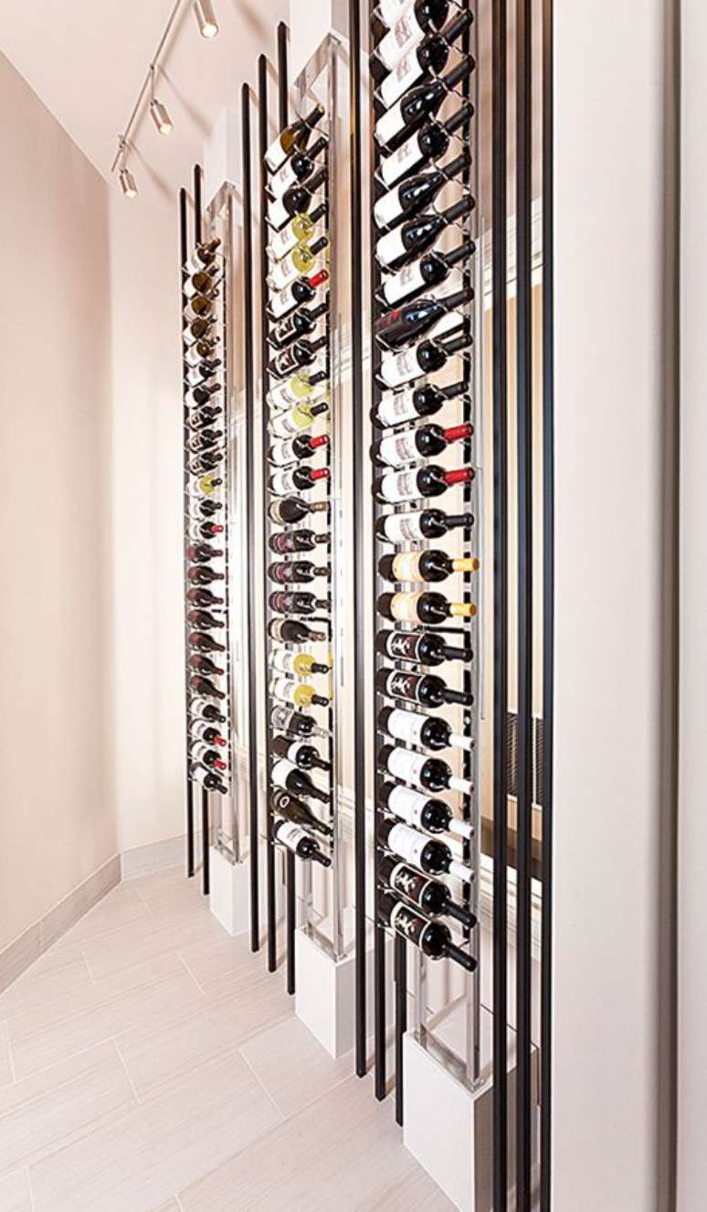 48. Adega de parede na casa moderna &ndash; Via: Wine Racks America