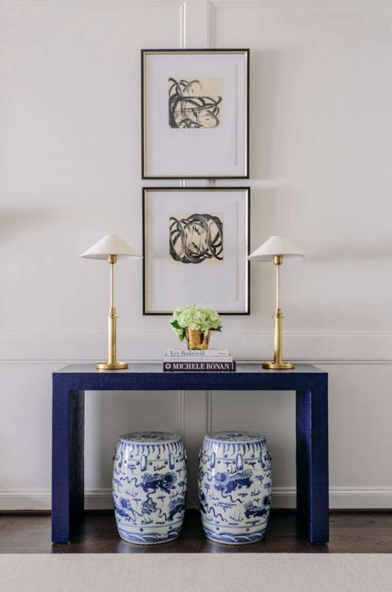 24. Aparador para corredor azul com quadros &ndash; Via: Decorado