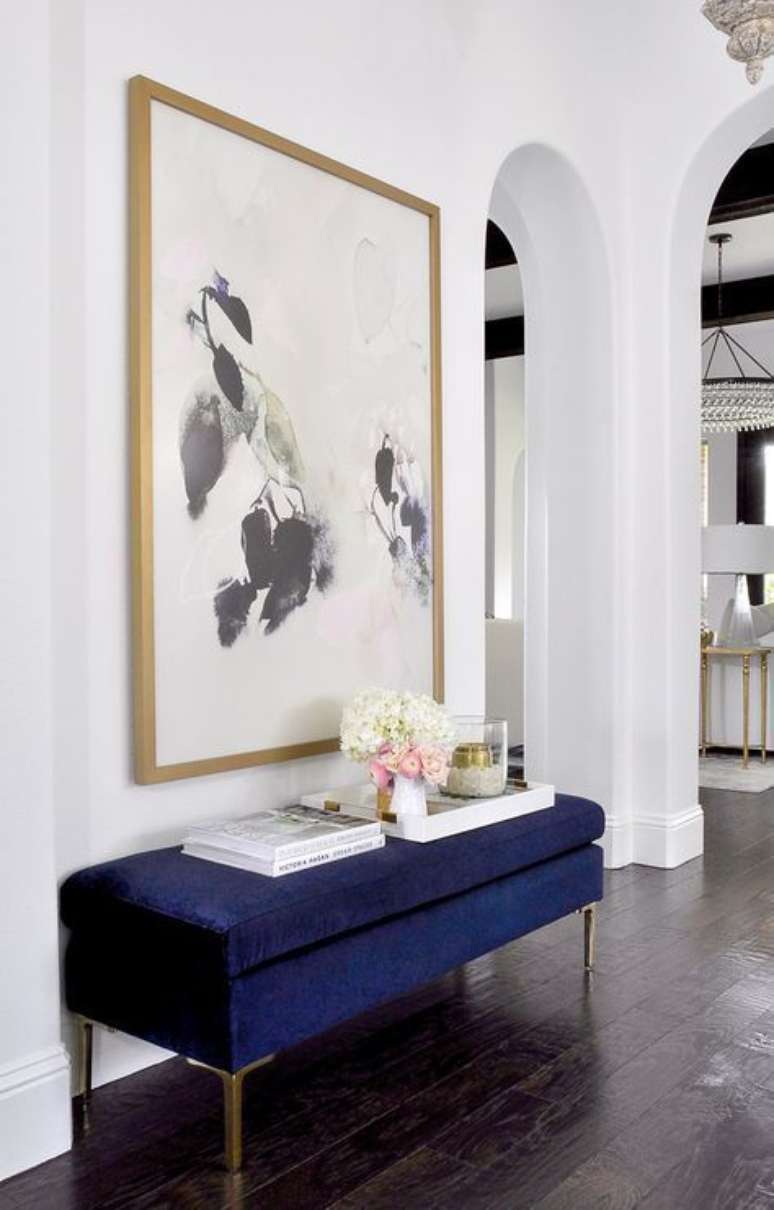 28. Aparador para corredor azul com quadro preto e branco – Via: Decor Gold Designs