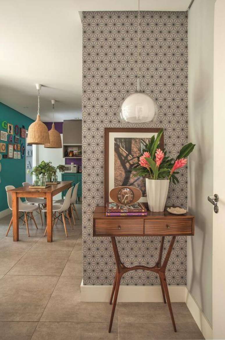 42. Aparador para corredor com vaso de flores &ndash; Via: Pinterest