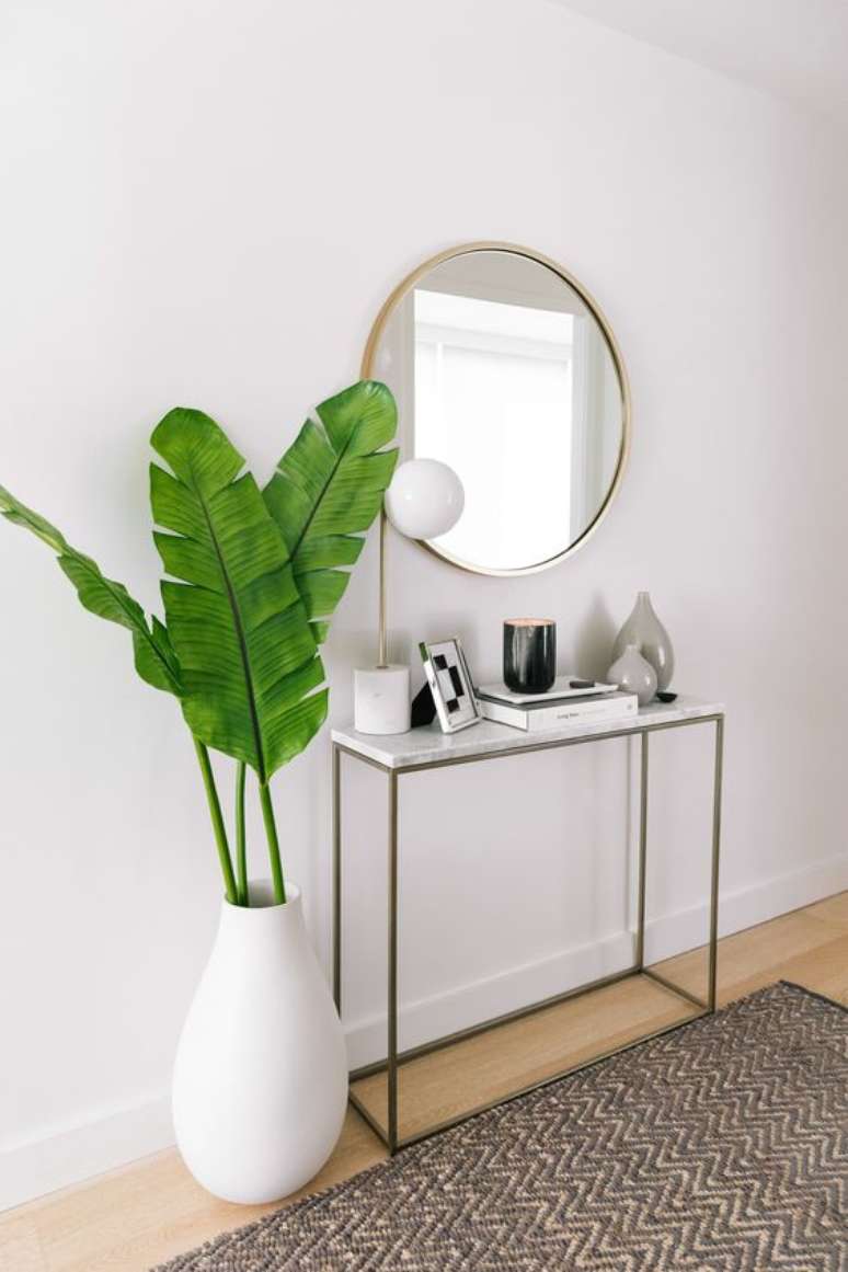 1. Aparador para corredor decorado com plantas e espelho – Via: West Elm