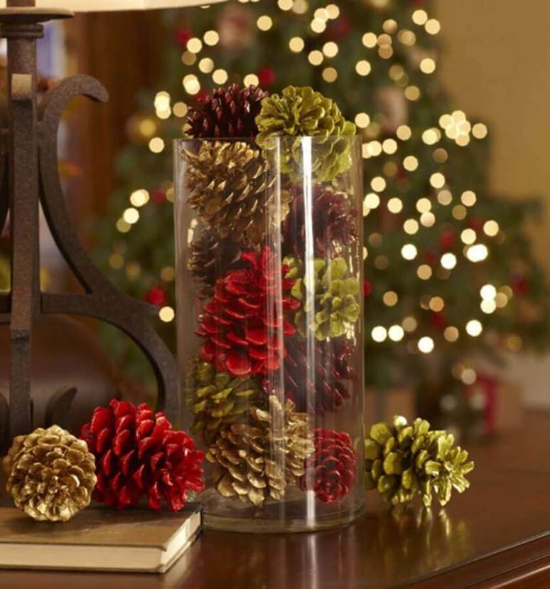 11. Decoração com arranjo de Natal com pinhas coloridas em vaso de vidro – Foto: Revista Artesanato