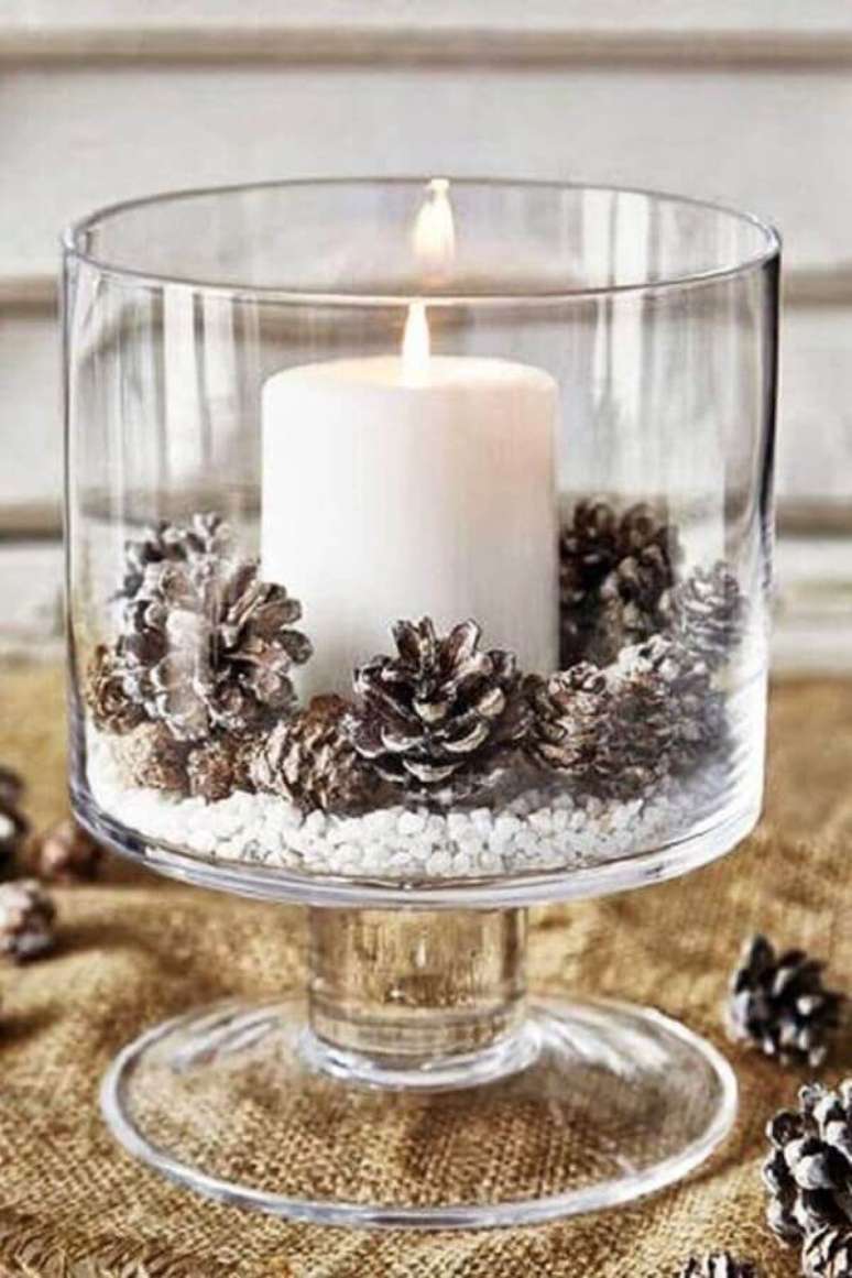 12. Arranjo de Natal com pinhas e vela dentro de vaso de vidro – Foto: Eu Capricho