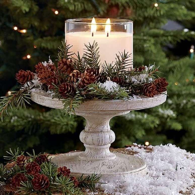 13. Enfeite de Natal com pinha e vela em prato de bolo rústico – Foto: Pinterest