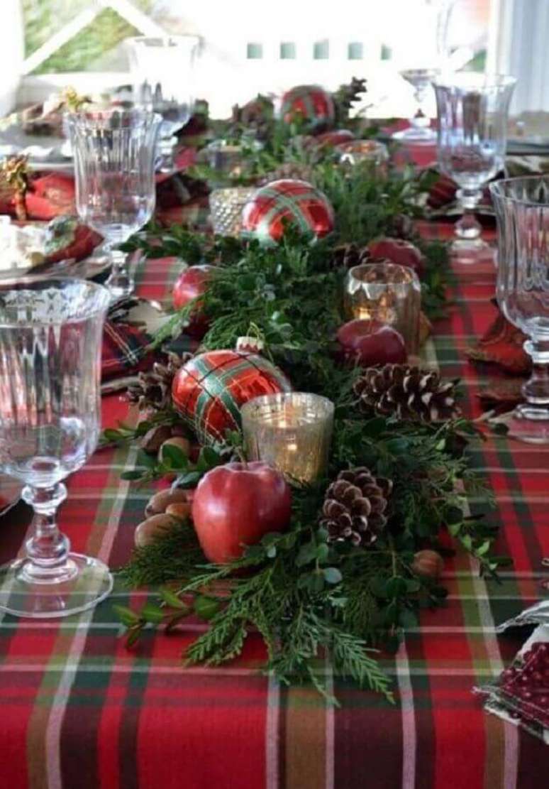 6. Lindo modelo de arranjos de Natal para mesa com pinhas, bolas vermelhas e folhagens – Foto: Pinterest