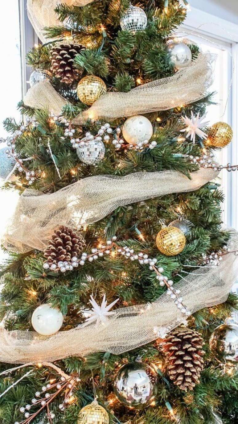 19. Linda árvore de Natal com pinhas e bolas douradas e prateadas – Foto: Erica Designing Vibes
