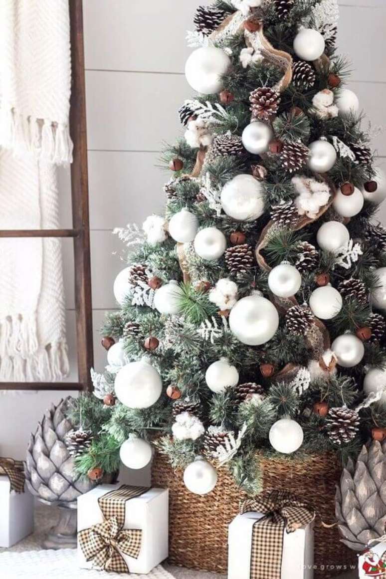20. A árvore de Natal com pinhas ganha um toque rústico na decoração – Foto: Woonblog