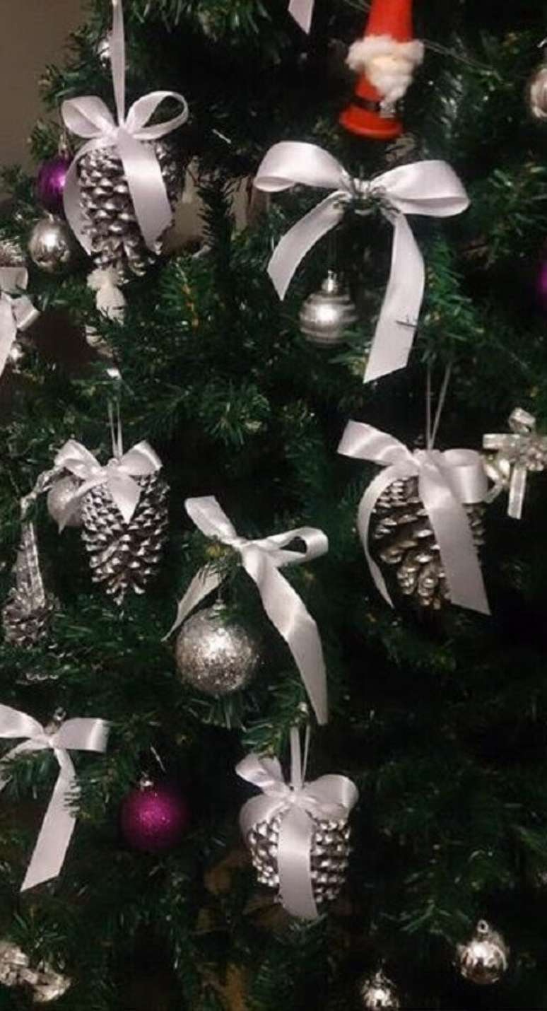 22. Árvore de Natal com pinhas e bolas prateadas – Foto: Cor Artesanato