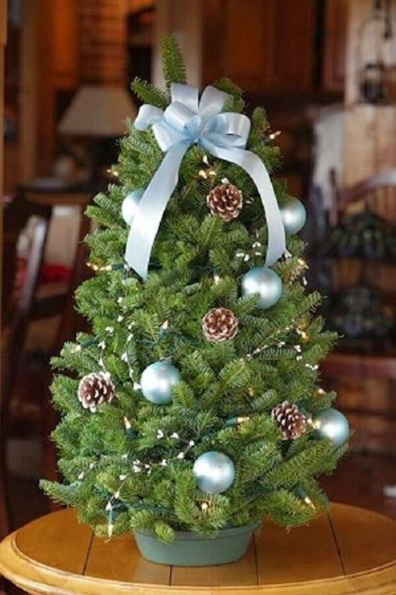 23. Árvore pequena decorada com bolas prateadas e enfeite de Natal com pinha – Foto: Pinterest