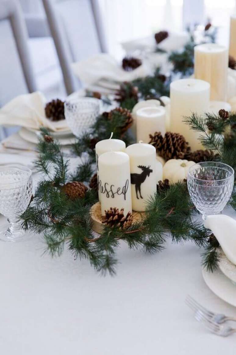 24. Enfeite de Natal com pinha e velas para mesa moderna e clean – Foto: Fashionable Hostess