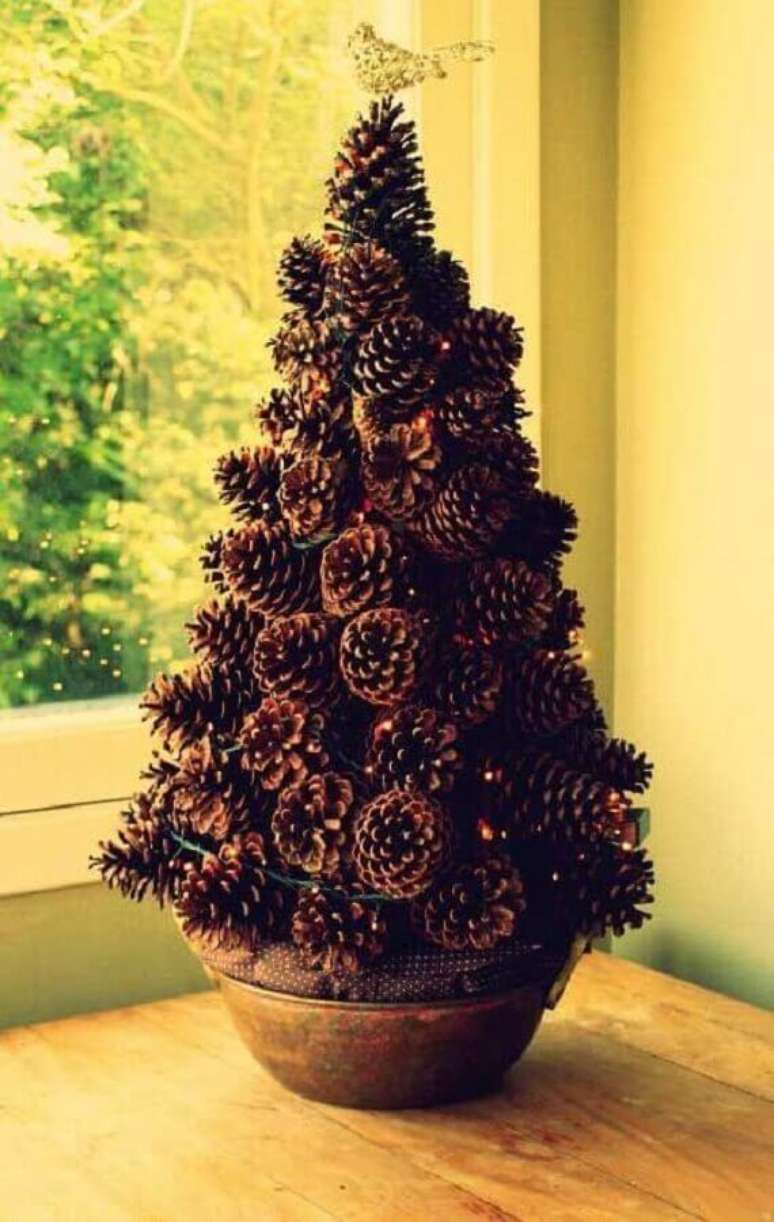 25. Decoração com árvore de pinhas de Natal – Foto: Revista Artesanato