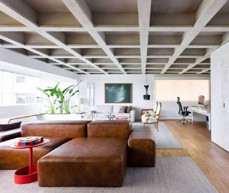 13. Sala ampla decorada com sofá marrom moderno – Foto: Suite Arquitetos