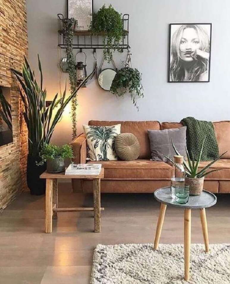 14. Sala rústica decorada com vasos de plantas e sofá marrom – Foto: Pinterest