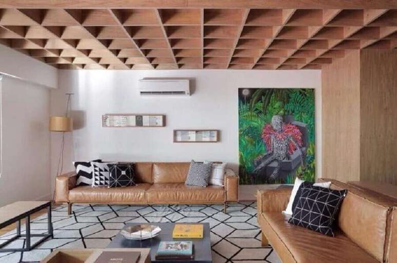 16. Sala moderna decorada com sofá marrom claro e quadro grande colorido – Foto: PBK Arquitetura