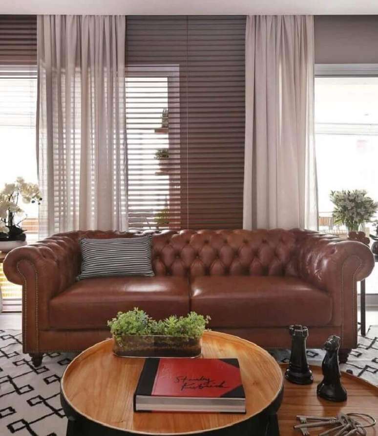 18. Sala de estar decorada com sofá marrom chesterfield 2 lugares – Foto: Estúdio AE Arquitetura