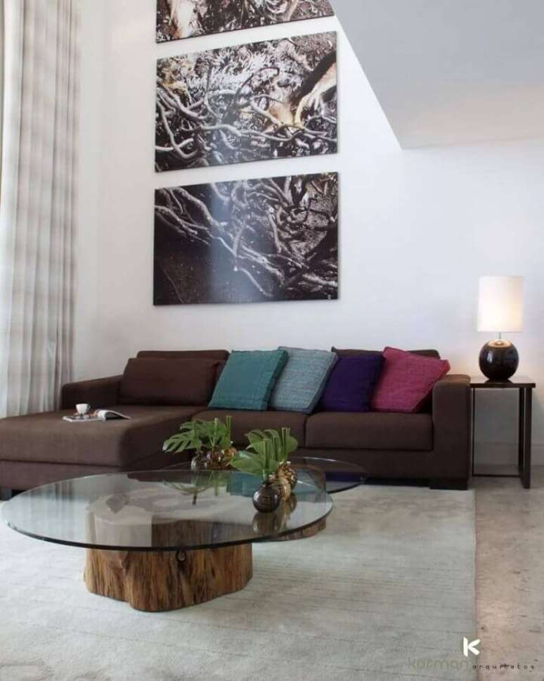 30. Sof&aacute; marrom com almofadas coloridas para decora&ccedil;&atilde;o de sala branca &ndash; Foto: Kormam Arquitetos