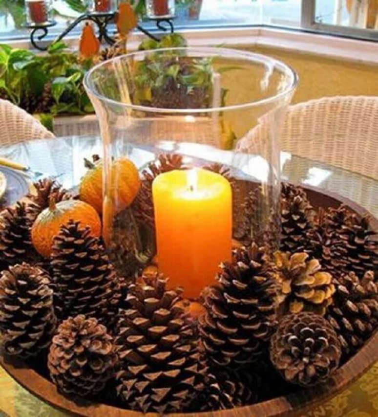 29. Enfeite de Natal com pinha e vela para decoração de sala – Foto: Loving The Home Life