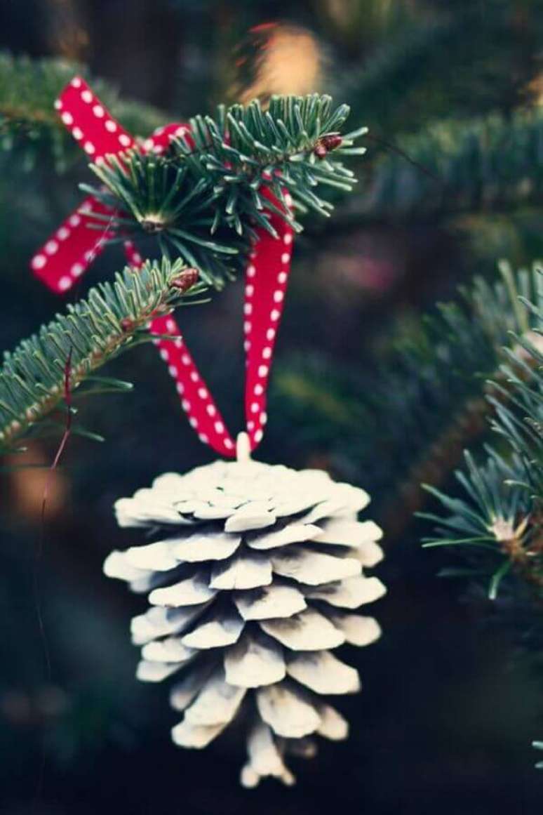 32. Decoração simples de árvore de Natal com pinhas – Foto: Etsy