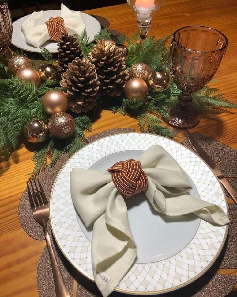 33. Enfeite de Natal com pinha e bolas douradas para mesa de Natal – Foto: Pinterest