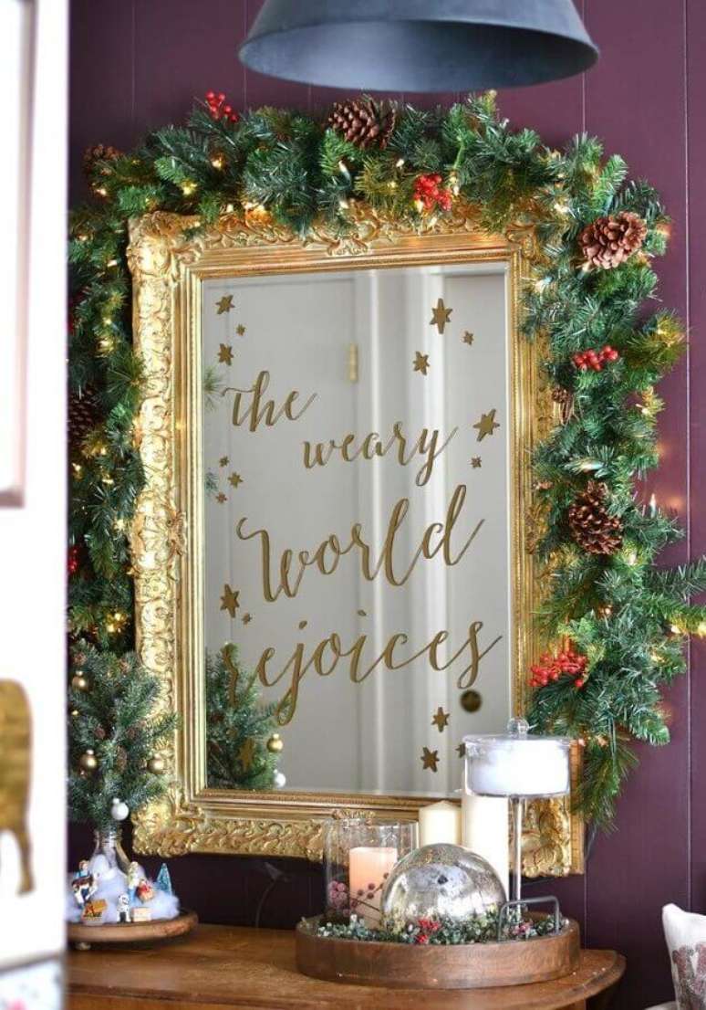38. Enfeite de Natal com pinha e festão para decorar espelho com moldura dourada – Foto: Home Fashion Trend