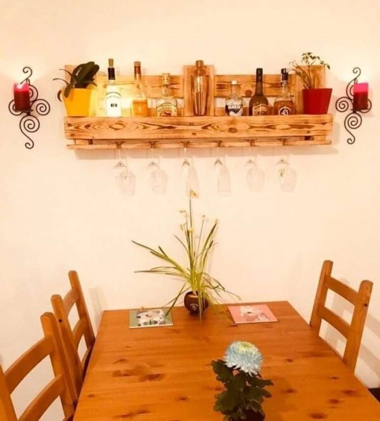 14. Fixe uma prateleira de pallet com suporte de ta&ccedil;as na sala de jantar. Fonte: Mobelette