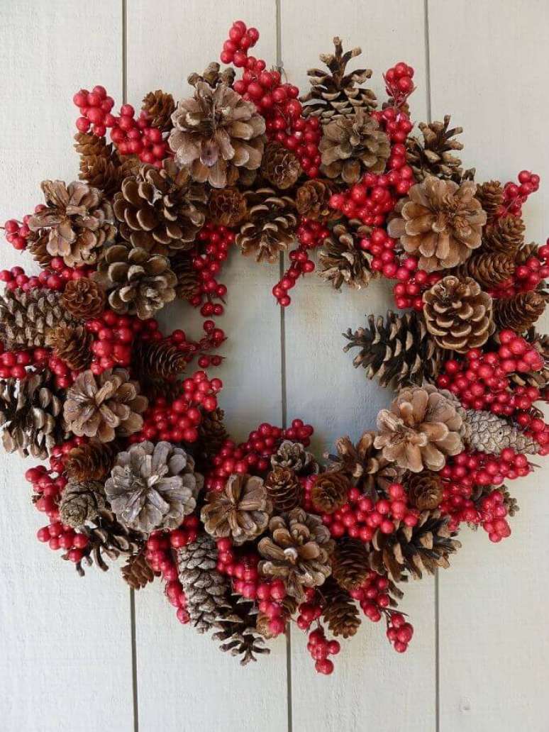 45. Lindo enfeite de Natal com pinha e detalhes em vermelho para decorar portas e janelas – Foto: Pinterest