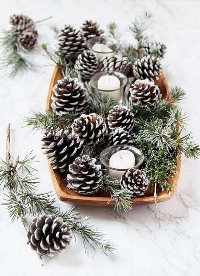 47. Ideia fácil de fazer de arranjos de Natal para mesa com pinhas e velas – Foto: Loving The Home Life