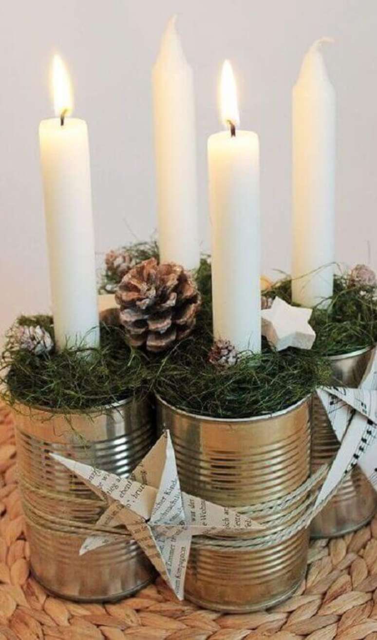 48. Enfeite de Natal com pinha e velas simples – Foto: Christmas Glitter
