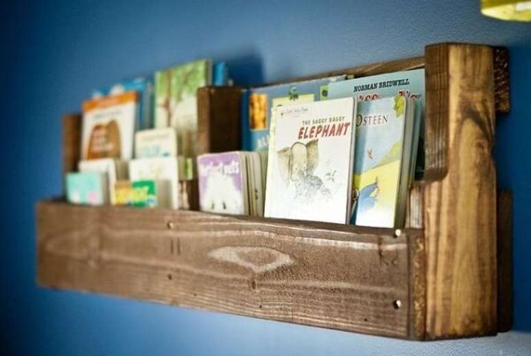 20. Modelo discreto de prateleira de pallet para livros. Fonte: Pinterest