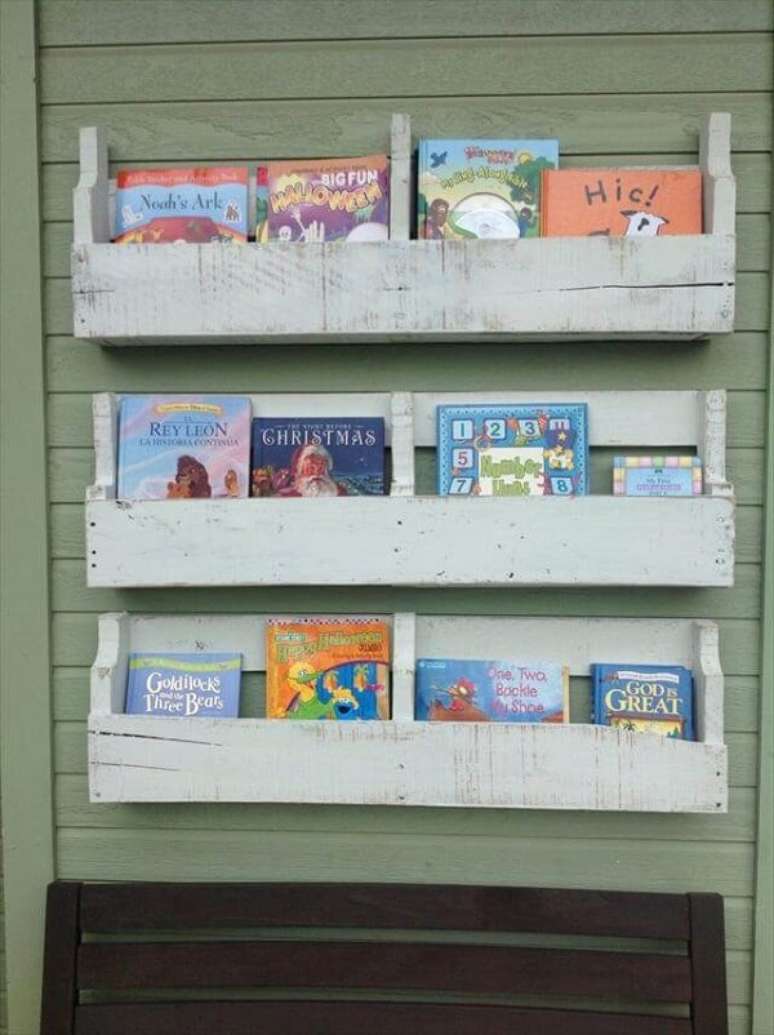 37. Organize o quarto infantil com essa prateleira de pallet para livros. Fonte: Pinterest
