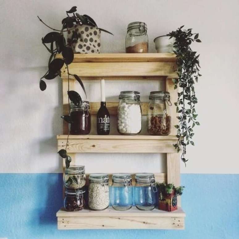 24. Posicione potes de mantimentos na prateleira de pallet para cozinha. Fonte: Buntes