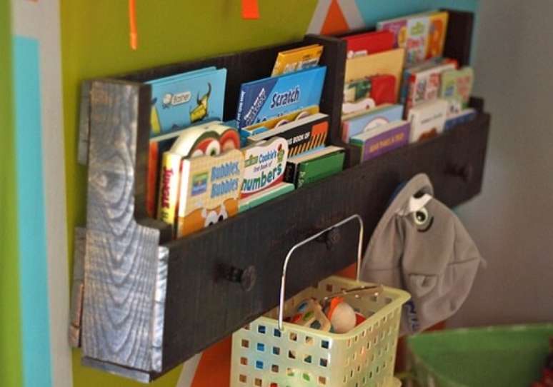 11. Prateleira de pallet para livros com puxadores de madeira. Fonte: Habitissimo