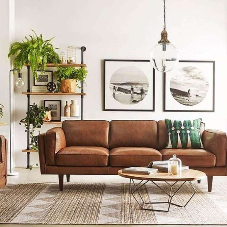 36. Sofá marrom de couro para decoração de sala com mesa de centro moderna – Foto: Casa Prosa Décor