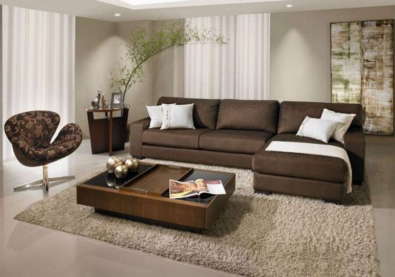 45. Decoração de sala com tapete bege felpudo e sofá marrom escuro com chaise – Foto: Pinterest